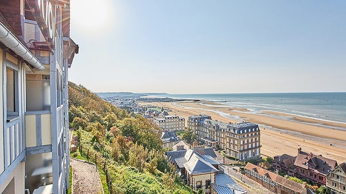 Vue d'un balcon de l'hôtel Les Tamaris à Trouville