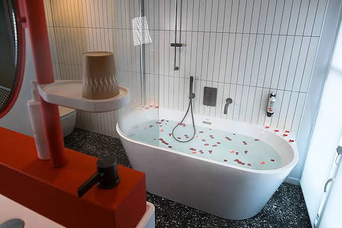 Salle de bain avec baignoire.